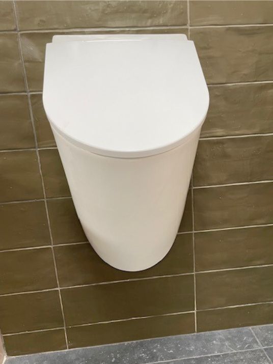 Catalano urinoir muse in wit keramiek in moderne toiletruimte