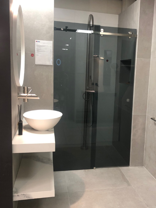 Moderne badkamer met Jee-O douche en rookglas douchedeur