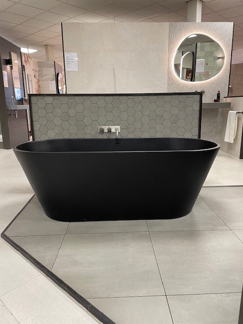 vrijstaand zwart design bad in solid suface